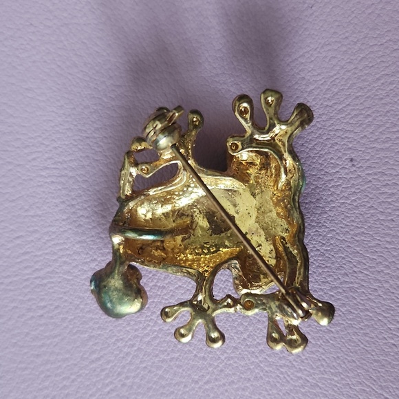 Gold frog brooch with rose - Picture 3 of 8